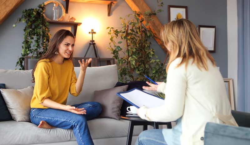 Entrevista psicológica realizada em visita domiciliar no contexto de perícia psicológica, com escuta técnica e observação das dinâmicas familiares, conforme atuação da Valente Perícias.