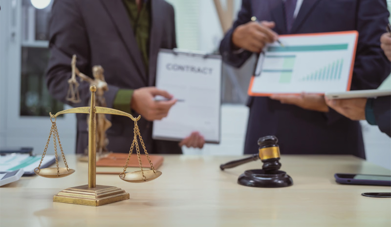 Prova técnica em disputas judiciais complexas representada por balança da justiça, martelo do juiz e análise de documentos, ilustrando a atuação técnica da Valente Perícias.