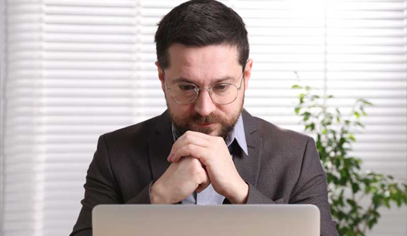 Profissional refletindo sobre análise técnica em assistência psicológica no contexto jurídico - Valente Perícias