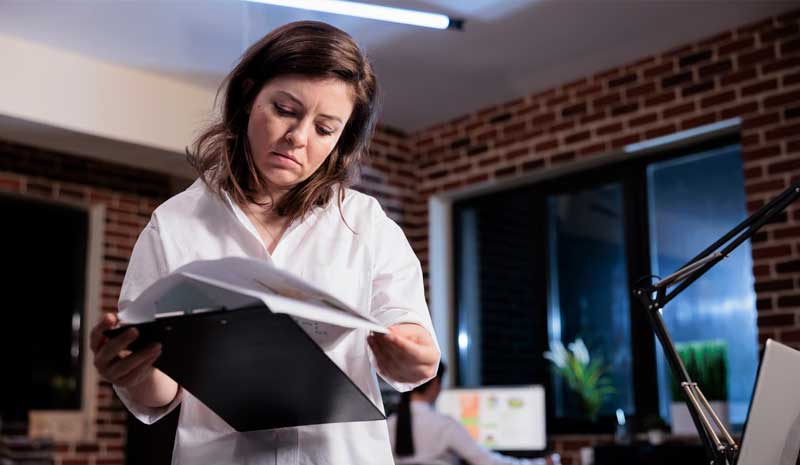Profissional analisando laudo pericial psicológico em contexto de assistência técnica em litígios familiares - Valente Perícias